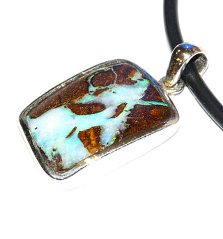 Handarbeit Unikat-Anhänger mit australischem Boulder-Opal mit Muttergestein, schillernd in grün-türkis mit Muttergestein, asymmetrisches breites Rechteck, 925 Silber poliert, ca. 36mm x 22,5mm mit Schlaufe - handgefertigte Einzelstücke finden Sie nur bei der Goldschmiede Danilo!
