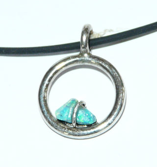 Handgefertigter Unikat-Anhänger mit Natur-Opal (ohne Kette), 925 Silber Runddraht, Durchmesser 16,2 mm  -erhältlich im Onlineshop von Juwelier & Goldschmiede Danilo aus Hameln!"