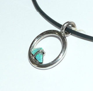 Handgefertigter Unikat-Anhänger mit Natur-Opal (ohne Kette), 925 Silber Runddraht, Durchmesser 16,2 mm  -erhältlich im Onlineshop von Juwelier & Goldschmiede Danilo aus Hameln!"