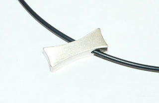 Handarbeit, Unikat-Anhänger, Silber 925 matt, diagonal durchbohrt, ca. 23,9 mm x 9,2 mm (ohne Kette) -Unikatschmuck nur erhältlich im Onlineshop von Juwelier & Goldschmiede Danilo aus der schönen Rattenfängerstadt Hameln!"