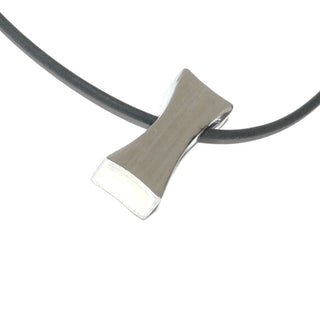 Handarbeit, Unikat-Anhänger, Silber 925 matt, diagonal durchbohrt, ca. 23,9 mm x 9,2 mm (ohne Kette) -Unikatschmuck nur erhältlich im Onlineshop von Juwelier & Goldschmiede Danilo aus der schönen Rattenfängerstadt Hameln!"