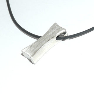 Handarbeit, Unikat-Anhänger, Silber 925 matt, diagonal durchbohrt, ca. 23,9 mm x 9,2 mm (ohne Kette) -Unikatschmuck nur erhältlich im Onlineshop von Juwelier & Goldschmiede Danilo aus der schönen Rattenfängerstadt Hameln!"