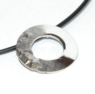 luftiges Einzelstück, Handarbeit, Anhänger offener Kreis aus 925 Silber mit verdeckter Öse, je eine Hälfte poliert + geschweißt, Durchmesser ca. 25,5 mm. Verdeckte Kettenführung. Durch seine klare Form auch sehr schön als Herrenanhänger.-  handgefertigte Einzelstücke finden Sie nur bei der Goldschmiede Danilo!