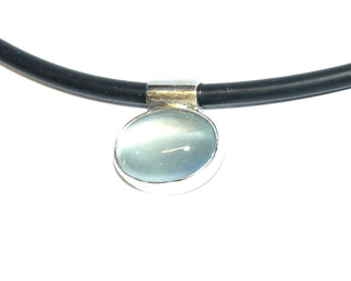 Einzelstück, Anhänger aus 925 Silber mit einem ovalen zartblauen Aquamarin-Cabochon, ca. 14,7 mm X 15,8 mm mit Schlaufe, Aufhängung zum Durchfädeln (Lieferung ohne Kette) --	Unikatschmuck nur erhältlich im Onlineshop von Juwelier & Goldschmiede Danilo! 