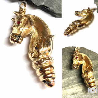 Einzelstück, antiker, plastisch schön sauber ausgearbeiteter Vintage-Pferdekopf-Anhänger aus massiv 585 Gelbgold, sattinierte und polierte Elemente, ca. 43 mm x 21 mm, Rubin-Augen, um 1900 -	Vintage-Schmuck nur im Onlineshop von danilogold!