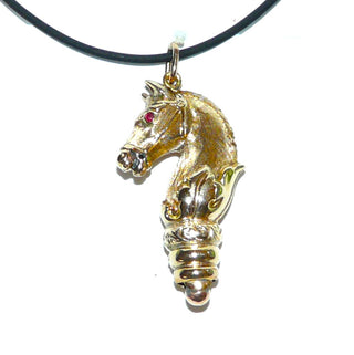 Einzelstück, antiker, plastisch schön sauber ausgearbeiteter Vintage-Pferdekopf-Anhänger aus massiv 585 Gelbgold, sattinierte und polierte Elemente, ca. 43 mm x 21 mm, Rubin-Augen, um 1900 -	Vintage-Schmuck nur im Onlineshop von danilogold!