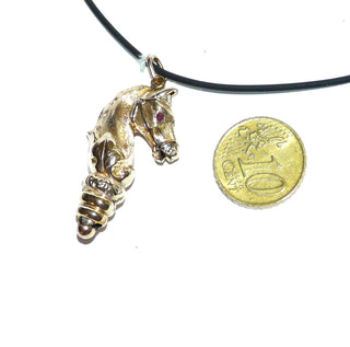 Einzelstück, antiker, plastisch schön sauber ausgearbeiteter Vintage-Pferdekopf-Anhänger aus massiv 585 Gelbgold, sattinierte und polierte Elemente, ca. 43 mm x 21 mm, Rubin-Augen, um 1900 -	Vintage-Schmuck nur im Onlineshop von danilogold!