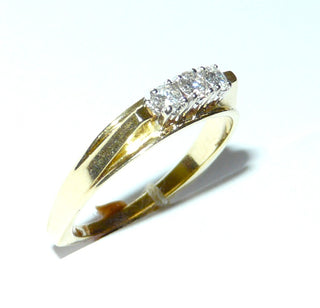 Einzelstück, Antragsring, Verlobungsring, Brillantring aus 585 Gold, zweifarbig gearbeitet, &nbsp;3 funkelnde Brillanten zusammen ca. 0,25 Karat, in 4-Krapper-Chatons aus Weißgold sicher eingefaßt, Vintage um 1970, fast quadratische Außenform der Ringschiene, poliert, Ringweite 56 -	Vintage-Schmuck nur im Onlineshop von danilogold!