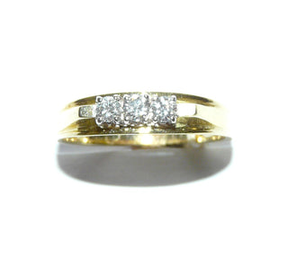 Einzelstück, Antragsring, Verlobungsring, Brillantring aus 585 Gold, zweifarbig gearbeitet, &nbsp;3 funkelnde Brillanten zusammen ca. 0,25 Karat, in 4-Krapper-Chatons aus Weißgold sicher eingefaßt, Vintage um 1970, fast quadratische Außenform der Ringschiene, poliert, Ringweite 56 -	Vintage-Schmuck nur im Onlineshop von danilogold!