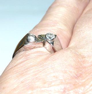 ungewöhnliches Einzelstück, Antragsring, Verlobungsring, Brillantring aus 750 Weißgold, das Ringoberteil besteht aus zwei dreieckigen Flächen mit je einer glatten Zargenfassung, in denen 2 funkelnde Brillanten von zusammen 0,20 Karat w/si sicher eingefaßt sind, poliert, Ringweite 55,5 -	Handgefertigtes Unikat! Nur im Onlineshop von Juwelier & Goldschmiede Danilo!