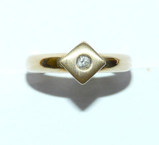 Einzelstück, Antragsring, Verlobungsring, Solitär, Brillantring aus 585 Gelbgold, mit einem funkelnden Brillant 0,05 Karat Wsi, sicher eingefaßt in einer quadratischen Fläche, die seidenmatt ist, Ringschiene poliert, Ringweite 56 - Nur erhältlich bei www.danilogold-shop.de