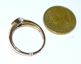 Einzelstück, Antragsring, Verlobungsring, Solitär, Brillantring aus 585 Gelbgold, mit einem funkelnden Brillant 0,05 Karat Wsi, sicher eingefaßt in einer quadratischen Fläche, die seidenmatt ist, Ringschiene poliert, Ringweite 56 - Nur erhältlich bei www.danilogold-shop.de