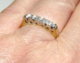 Retro-Einzelstück, schmaler Antragsring, Verlobungsring, Brillantring Art-Memoire aus 585 Gold, zweifarbig gearbeitet, 5 funkelnde Brillanten von zusammen ca. 0,25 Karat, in 4-Krapper-Chatons aus Weißgold sicher in einer Reihe eingefaßt, seitlich Ajour Durchbrüche bei den Fassungen, poliert, Ringweite 59, um 1960 -	Unikate und Pretiosen nur erhältlich im Onlineshop der Goldschmiede Danilo!