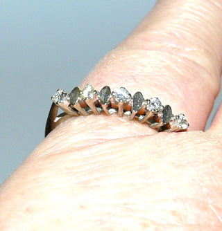 Einzelstück, Antragsring, Verlobungsring, zarter, filigraner Brillantring aus 750 Weißgold mit 5 funkelnden Brillanten von zusammen 0,15 Karat Tw/si, in 4-Krapper-Chatons sicher eingefaßt, dazwischen facettierte Navettes / Schiffchen, poliert, Ringweite 52,5 - Unikatschmuck nur erhältlich im Onlineshop von Juwelier & Goldschmiede Danilo! 