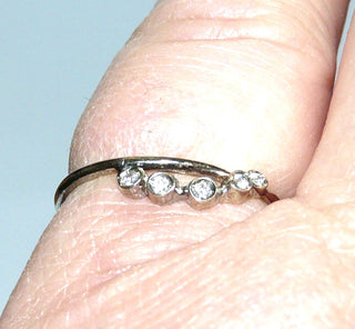 feines Einzelstück, schmaler Antragsring, Verlobungsring, zarter Diamantring aus 585 Weißgold Runddraht mit einer leicht geschwungenen Welle aus 5 Diamanten von zusammen 0,03 Karat, sicher gefaßt in glatten Zargen, poliert, Ringweite 49 - Einzelstücke nur erhältlich bei www.danilogold-shop.de