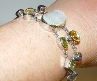 Einzelstück, Armband aus 925 Silber mit 11 pastellfarbenen Edelsteinen in verschiedenen Schliffformen, angeordnet in 2 Reihen mit einem Mittelstein, Amethyst, Citrin, Quarzkristall + Olivin, Knebelverschluß, Länge 19 cm -	Einzelstücke nur erhältlich bei www.danilogold-shop.d