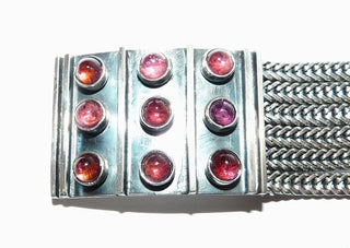 Handarbeit, Unikat-Armband, Silber in den Tiefen geschwärzt, 9 runden rosa Turmalin-Cabochons, auf Platte mit Stegen, Länge ca. 17 cm, Breite ca. 25 mm, Steckverschluß - -	Handgefertigter Schmuck nur erhältlich bei www.danilogold-shop.de 