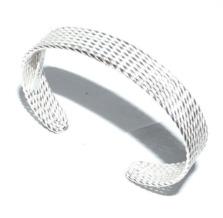 Einzelstück, offene flache Armspange, Armreif, Armband aus 925 Silber, poliert + weiß gesiedet, oval unten offen, flachgewalzte, gekordelte Drähte aneinander gelötet, flacher Querschnitt, 11,5 mm breit, Innenumfang ca. 17 cm -	Unikatschmuck nur erhältlich im Onlineshop von Juwelier & Goldschmiede Danilo! 