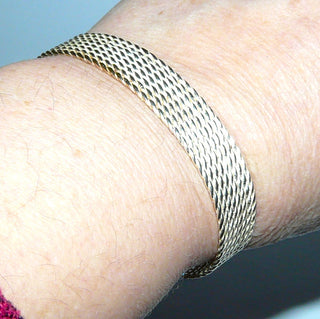 Einzelstück, offene flache Armspange, Armreif, Armband aus 925 Silber, poliert + weiß gesiedet, oval unten offen, flachgewalzte, gekordelte Drähte aneinander gelötet, flacher Querschnitt, 11,5 mm breit, Innenumfang ca. 17 cm -	Unikatschmuck nur erhältlich im Onlineshop von Juwelier & Goldschmiede Danilo! 