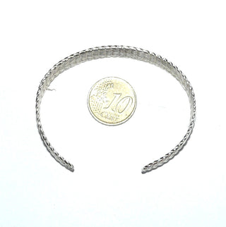 Einzelstück, offene flache Armspange, Armreif, Armband aus 925 Silber, poliert + weiß gesiedet, oval unten offen, flachgewalzte, gekordelte Drähte aneinander gelötet, flacher Querschnitt, 11,5 mm breit, Innenumfang ca. 17 cm -	Unikatschmuck nur erhältlich im Onlineshop von Juwelier & Goldschmiede Danilo! 
