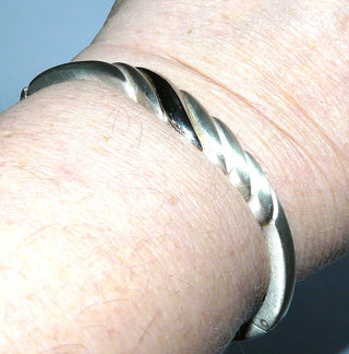 Einzelstück, Armreif, Armspange "Welle" aus 925 Silber, massiv, seidenmatt mit einer polierten Fläche, leicht zu handhabende Verschlußklappe, ovale Form, Innenumfang 17,5 cm -	Nur erhältlich bei www.danilogold-shop.de