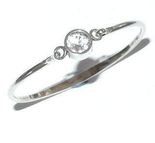 Einzelstück, Armreif, Armspange aus 925 Silber mit einem runden, funkelnd facettierten Bergkristall, sicher in einer Zargenfassung eingefaßt, an welcher der Einhakverschluß angebracht ist, poliert, Innenumfang 17 cm  -	Nur erhältlich im Onlineshop von Juwelier & Goldschmiede Danilo!