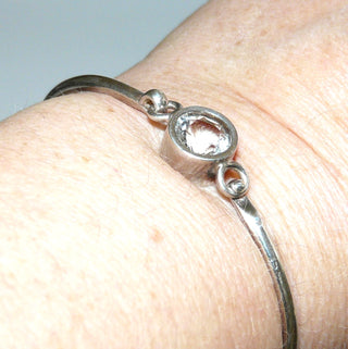 Einzelstück, Armreif, Armspange aus 925 Silber mit einem runden, funkelnd facettierten Bergkristall, sicher in einer Zargenfassung eingefaßt, an welcher der Einhakverschluß angebracht ist, poliert, Innenumfang 17 cm  -	Nur erhältlich im Onlineshop von Juwelier & Goldschmiede Danilo!