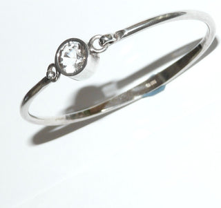Einzelstück, Armreif, Armspange aus 925 Silber mit einem runden, funkelnd facettierten Bergkristall, sicher in einer Zargenfassung eingefaßt, an welcher der Einhakverschluß angebracht ist, poliert, Innenumfang 17 cm  -	Nur erhältlich im Onlineshop von Juwelier & Goldschmiede Danilo!