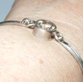 Einzelstück, Armreif, Armspange aus 925 Silber mit einem runden, funkelnd facettierten Bergkristall, sicher in einer Zargenfassung eingefaßt, an welcher der Einhakverschluß angebracht ist, poliert, Innenumfang 17 cm  -	Nur erhältlich im Onlineshop von Juwelier & Goldschmiede Danilo!