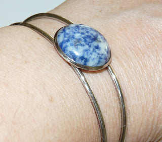 Einzelstück, Armspange aus versilbertem Metall, zwei gespaltene Runddrähte halten einen runden Sodalith-Cabochon mit schöner Maserung in der Mitte, Innenumfang ca. 17,8 cm, dazu paßt Ohr 0095 -	Einzelstücke nur erhältlich bei www.danilogold-shop.de