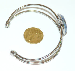 Einzelstück, Armspange aus versilbertem Metall, zwei gespaltene Runddrähte halten einen runden Sodalith-Cabochon mit schöner Maserung in der Mitte, Innenumfang ca. 17,8 cm, dazu paßt Ohr 0095 -	Einzelstücke nur erhältlich bei www.danilogold-shop.de