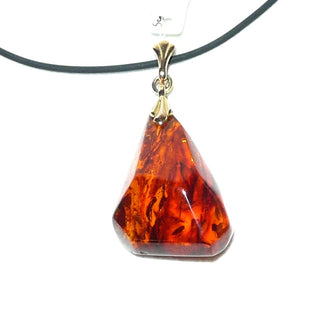 handgefertigtes Einzelstück, Vintage-Bernstein-Anhänger, kleinerer, transparenter Triangel-Tropfen in mittlerem Cognac-Rotbraun / Kirschrot, Schlaufe aus Gold-Doublé, beidseitig schöne, dunkelbraune Einschlüsse, Zwischenkriegszeit / Art Deco um 1930