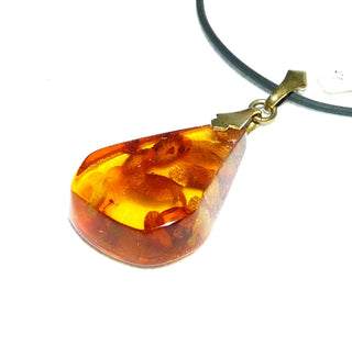 handpoliertes Einzelstück, Vintage-Bernstein-Anhänger, kleinerer, flacher, transparenter Dreiecks-Tropfen mit abgeflachten Seiten in mittlerem Cognac-orange / Honigfarben, Schlaufe aus Gold-Doublé, beidseitig schöne dunklere Linsen-Einschlüsse, Art Deco um 1930