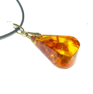 handpoliertes Einzelstück, Vintage-Bernstein-Anhänger, kleinerer, flacher, transparenter Dreiecks-Tropfen mit abgeflachten Seiten in mittlerem Cognac-orange / Honigfarben, Schlaufe aus Gold-Doublé, beidseitig schöne dunklere Linsen-Einschlüsse, Art Deco um 1930