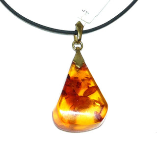handpoliertes Einzelstück, Vintage-Bernstein-Anhänger, kleinerer, flacher, transparenter Dreiecks-Tropfen mit abgeflachten Seiten in mittlerem Cognac-orange / Honigfarben, Schlaufe aus Gold-Doublé, beidseitig schöne dunklere Linsen-Einschlüsse, Art Deco um 1930