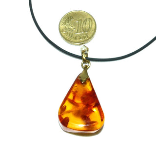 handpoliertes Einzelstück, Vintage-Bernstein-Anhänger, kleinerer, flacher, transparenter Dreiecks-Tropfen mit abgeflachten Seiten in mittlerem Cognac-orange / Honigfarben, Schlaufe aus Gold-Doublé, beidseitig schöne dunklere Linsen-Einschlüsse, Art Deco um 1930