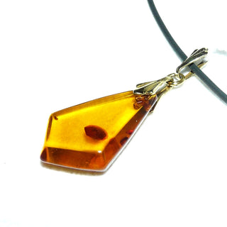 Einzelstück, Vintage-Bernstein-Anhänger, ein kleines, flaches, transparentes Dreieck in mittlerem Cognac-orange, Schlaufe aus Gold-Doublé, 3 asymmetrische schöne dunkle Linsen- Einschlüsse im Größenverlauf, Art Deco um 1925 -	Nur erhältlich im Onlineshop von Juwelier & Goldschmiede Danilo!