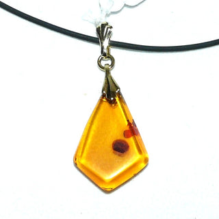 Einzelstück, Vintage-Bernstein-Anhänger, ein kleines, flaches, transparentes Dreieck in mittlerem Cognac-orange, Schlaufe aus Gold-Doublé, 3 asymmetrische schöne dunkle Linsen- Einschlüsse im Größenverlauf, Art Deco um 1925 -	Nur erhältlich im Onlineshop von Juwelier & Goldschmiede Danilo!