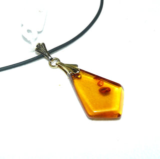 Einzelstück, Vintage-Bernstein-Anhänger, ein kleines, flaches, transparentes Dreieck in mittlerem Cognac-orange, Schlaufe aus Gold-Doublé, 3 asymmetrische schöne dunkle Linsen- Einschlüsse im Größenverlauf, Art Deco um 1925 -	Nur erhältlich im Onlineshop von Juwelier & Goldschmiede Danilo!