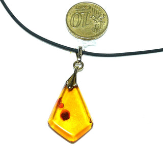 Einzelstück, Vintage-Bernstein-Anhänger, ein kleines, flaches, transparentes Dreieck in mittlerem Cognac-orange, Schlaufe aus Gold-Doublé, 3 asymmetrische schöne dunkle Linsen- Einschlüsse im Größenverlauf, Art Deco um 1925 -	Nur erhältlich im Onlineshop von Juwelier & Goldschmiede Danilo!