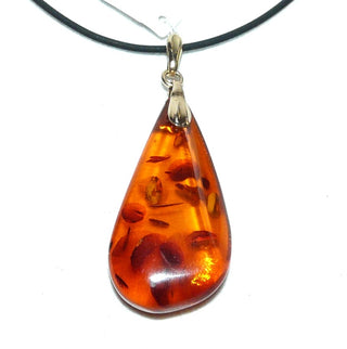 antikes Einzelstück, Vintage-Bernstein-Anhänger als mittelgroßer, langer, flacher, transparenter Tropfen in mittlerem Cognac-orange, Schlaufe aus Gold-Doublé, beidseitig schöne dunkle Linsen-Einschlüsse, um 1940  - Handgefertigter Schmuck nur erhältlich bei www.danilogold-shop.de 