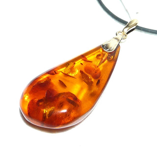 antikes Einzelstück, Vintage-Bernstein-Anhänger als mittelgroßer, langer, flacher, transparenter Tropfen in mittlerem Cognac-orange, Schlaufe aus Gold-Doublé, beidseitig schöne dunkle Linsen-Einschlüsse, um 1940  - Handgefertigter Schmuck nur erhältlich bei www.danilogold-shop.de 