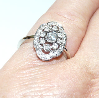 Handgearbeitetes Einzelstück, filigraner Brillantring, Antragsring, Verlobungsring aus 750 Weißgold mit 33 Brillanten von zusammen 0,45 Karat, sicher im Verschnitt in einer ovalen Grundform eingefaßt, luftige Wirkung durch feine Durchbrüche, Replik im Stil um 1900, Ringweite 53,5, poliert-	Handarbeiten online bestellen bei Juwelier & Goldschmiede Danilo!