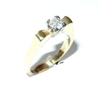handgefertigtes Einzelstück, schmaler Diamantring, Antragsring, Solitär-Verlobungsring aus massiv 585 Gelbgold mit einem funkelnden Diamanten im Übergangsschliff zum Brillantschliff von ca. 0,285 Karat, sicher in einem quadratischen 4-Krapper-Chaton in Weißgold eingefaßt, Ringweite 50, poliert, spätes Art Deco um 1935	- Unikate und Pretiosen nur erhältlich im Onlineshop der Goldschmiede Danilo!