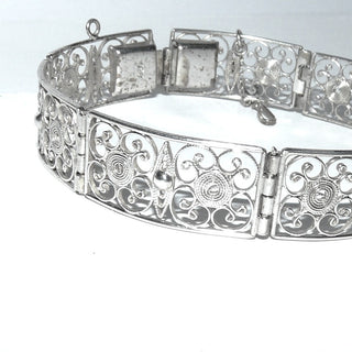 breiteres Einzelstück, Vintage Filigran-Glieder-Armband aus 835 Silber, 19,5 cm lang mit 7 filigranen, rechteckige, floralen Elementen. Durch die langen, dem Arm angepaßt gebogenen Elementen liegt es fast wie ein Armreif, paßt sich aber dem Handgelenk an, poliert, Art Deco um 1930, Kastenschloß, originale Sicherheitskette - Nur erhältlich im Onlineshop von Juwelier & Goldschmiede Danilo!