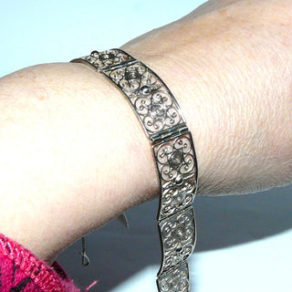 Retro Einzelstück, Vintage Filigran-Glieder-Armband aus 835 Silber, 19,5 cm lang mit 7 filigranen, rechteckige, floralen Elementen, durch die langen dem Arm angepaßt gebogenen Elementen liegt es fast wie ein Armreif, paßt sich aber dem Handgelenk an, poliert, um 1930, Kastenschloß, Sicherheitskette -	Nur erhältlich im Onlineshop von Juwelier & Goldschmiede Danilo!