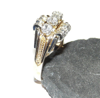 Einzelstück, alte Handarbeit, Unikat-Goldring mit 3 weißen Saphiren als Diamant-Repliken in Doppelkrappenfassungen & 2 kleinen Steinen im Pavé in den Belötungen, Seitenteile graviert mit Perlenstab und Millesgriffes, 750 bicolor Gold, Ringweite 56, Art Deco um 1920 - Goldschmiede Danilo!