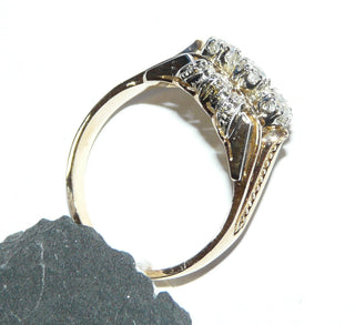 Einzelstück, alte Handarbeit, Unikat-Goldring mit 3 weißen Saphiren als Diamant-Repliken in Doppelkrappenfassungen & 2 kleinen Steinen im Pavé in den Belötungen, Seitenteile graviert mit Perlenstab und Millesgriffes, 750 bicolor Gold, Ringweite 56, Art Deco um 1920 - Goldschmiede Danilo!