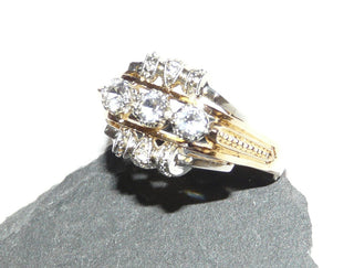 Einzelstück, alte Handarbeit, Unikat-Goldring mit 3 weißen Saphiren als Diamant-Repliken in Doppelkrappenfassungen & 2 kleinen Steinen im Pavé in den Belötungen, Seitenteile graviert mit Perlenstab und Millesgriffes, 750 bicolor Gold, Ringweite 56, Art Deco um 1920 - Goldschmiede Danilo!
