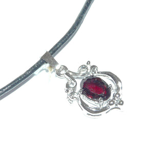 Einzelstück, filigraner Granat-Anhänger aus 835 Silber mit einem ovalen, funkelnd facettierten Almandin-Granat im typischen Weinrot, sicher gehalten in einem 4-Krapper-Chaton, floral umrahmt von Schnörkeln + Kugeln, Art Deco um 1920 - Nur erhältlich bei www.danilogold-shop.de